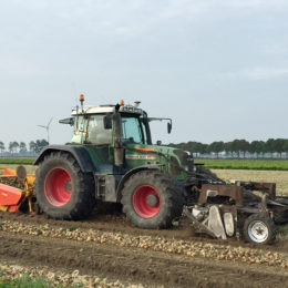 Uien rooien 3 m met frontrooier op brede banden